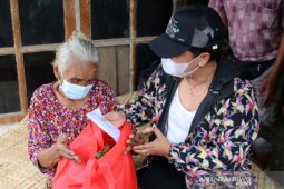 Bupati Tabanan "blusukan" berikan bantuan kepada warga sakit