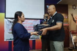 PWI Sintang bagikan paket Natal peduli warga kurang mampu