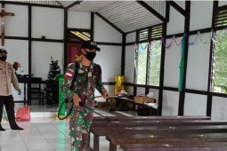 Satgas Pamtas Yonif 642 semprotkan Desinfektan di Gereja jelang Natal