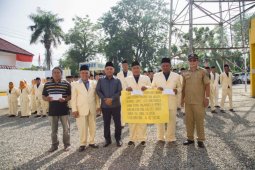 Bupati Labuhanbatu berikan bantuan kepada karyawan PDAM korban kebakaran