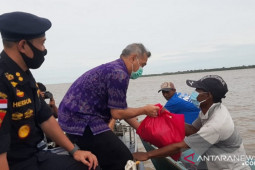 Perwakilan Kemenkeu bagikan sembako kepada nelayan Tanjab Timur