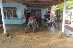 Kodim 1314/Gorontalo Utara bantu bersihkan rumah terdampak banjir