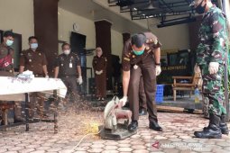 Kejari Aceh Timur musnahkan AK-47 milik KKB