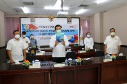 BPK Jatim serahkan LHP penanganan COVID-19 kepada delapan daerah