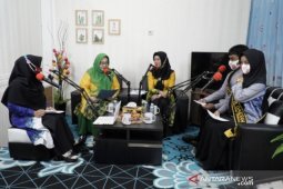 Peringati hari ibu, istri Bupati dan wakil Bupati HST show di radio