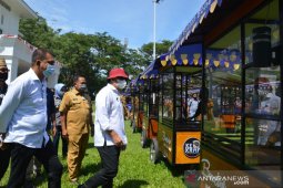 Pemkab Bone Bolango serahkan bantuan gerobak bagi UMKM
