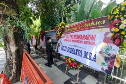 Risma dilantik jadi Mensos, karangan bunga "banjiri" rumah dinas Wali Kota Surabaya