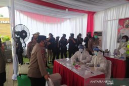 Tujuh pemudik reaktif COVID-19 usai jalani tes usap antigen di Rest Area KM 19 Tol Japek