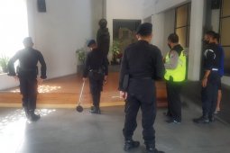 Brimob Polda  Jatim sterilisasi gereja di Sidoarjo