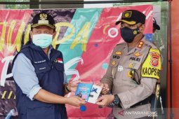 Polres Sumedang sosialisasikan manfaat vaksin COVID-19 melalui buku berbahasa Sunda
