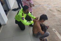 Satlantas Polda Lampung ikut mengerik dan damaikan satu keluarga di jalan tol
