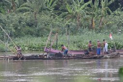 Penambangan pasir Sungai Brantas