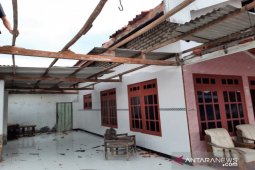 Angin kencang merusak tujuh rumah warga di Pamekasan
