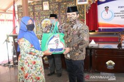 Pemkab Bangkalan salurkan bantuan kepada lansia terdampak COVID-19