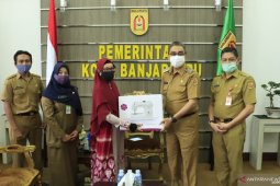 Wawali serahkan bantuan pemkot kepada pelaku IKM