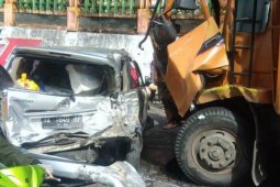 Minibus sarat penumpang nyemplung ke sungai  dalam kecelakaan beruntun akibat truk rem blong