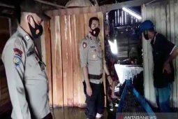 Polisi evakuasi korban banjir di Desa Pematang Baru
