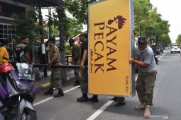 Penertiban papan reklame di Madiun