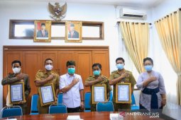 Bupati Klungkung serahkan Sertifikat Desa Bebas dari BAB Sembarangan