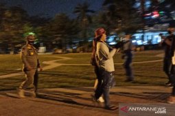 Tim gabungan bubarkan kerumunan warga di Lapangan Merdeka Medan