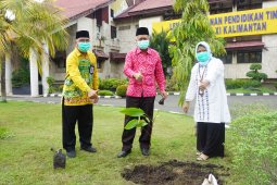 LLDIKTI Wilayah XI Tanam Pohon Khas Kalimantan Selamatkan Lingkungan