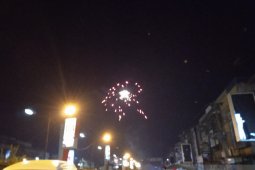 Warga tetap berkerumun dan  pesta kembang api malam pergantian tahun di Padangsidimpuan