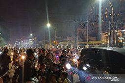 Petugas bubarkan sekelompok  warga konvoi di Medan malam tahun baru