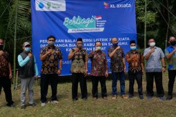 Karyawan XL Axiata wakafkan pembangkit listrik di pelosok Kalbar