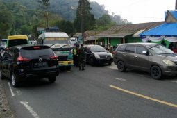 Tim gabungan tertibkan warga Karo berkerumun pada  malam tahun baru