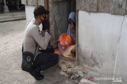 Banbinkamtibmas Buton Tengah sisihkan gaji beri sembako warga