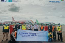 Penumpang pertama tahun 2021 Bandara Hanandjoeddin disambut kalungan bunga