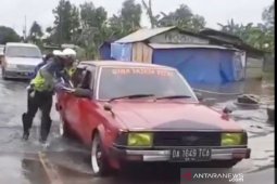 Polres Tanah Laut membantu pengendara terjebak banjir di Gunung Raja