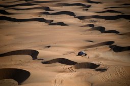 Al-Attiyah juarai etape 2  Reli Dakar