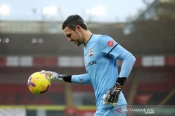Kiper utama Southampton absen melawan Liverpool karena positif COVID-19