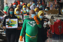 Memilih dan menggunakan masker secara benar mencegah penularan COVID-19