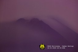 Gunung Merapi mengeluarkan guguran diduga lava pijar