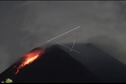 Gunung Merapi semburkan guguran lava pijar