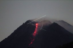 Merapi mengeluarkan lava pijar