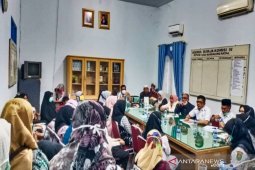 Putus kontrak, puluhan honorer RTK ngadu ke komisi IV DPRD Madina