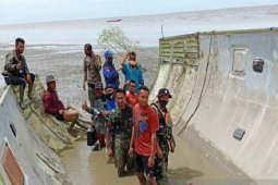 Kumai Navy Post secures an object suspected of aircraft fragment