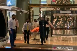 Berselendang tas, seorang perempuan melompat dari lantai empat mall