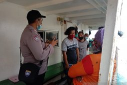 Polisi awasi anak buah kapal barang waspadai penyebaran virus di pelabuhan Masohi