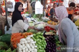 Agar harga tidak mahal, pembuat tempe di Pontianak kurangi bobot