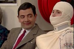 Rowan Atkinson tolak baca ulasan, lebih percaya data penonton sebagai ukur sukses