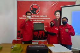 Jelang HUT ke-48, PDIP Surabaya bagikan laptop ke jajaran pengurus kecamatan