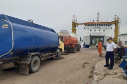 Antrean penumpang kapal fery Batulicin-Kotabaru relatif normal