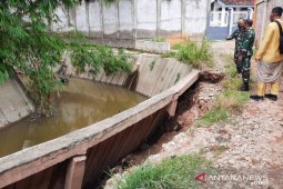 Warga Kota Jambi minta BWSS perbaiki turap longsor