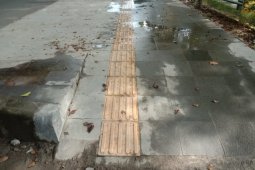 Pemasangan guiding block depan Alun-Alun Stabat dinilai asal jadi