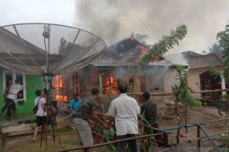 Rumah warga Desa Pangkal Buluh terbakar