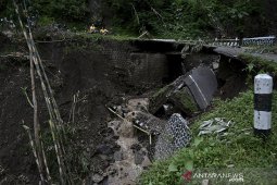 Jembatan roboh di Garut
